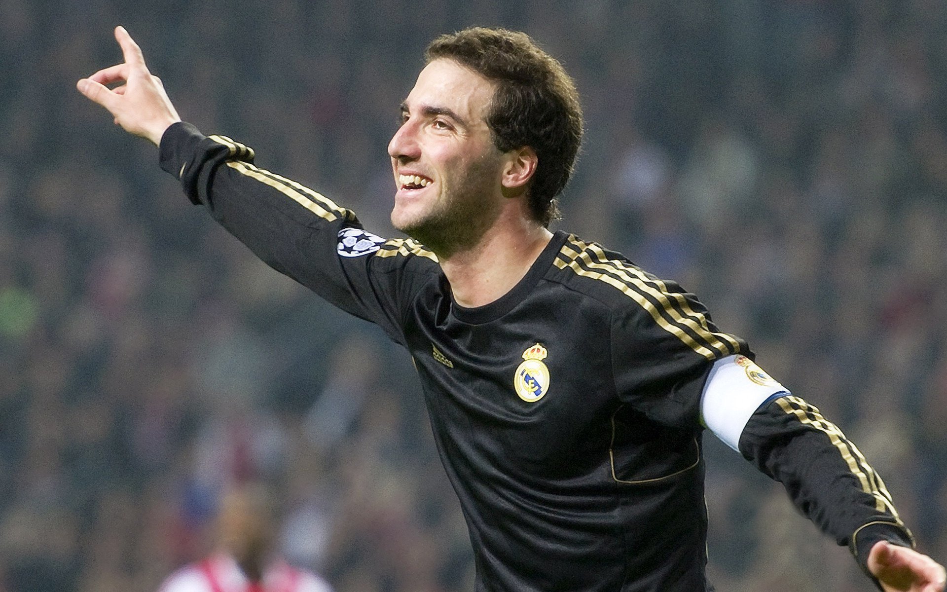 维尔·冯·威克:作为进攻核心,强攻敌方防线带来全场焦点,冯·魏克斯